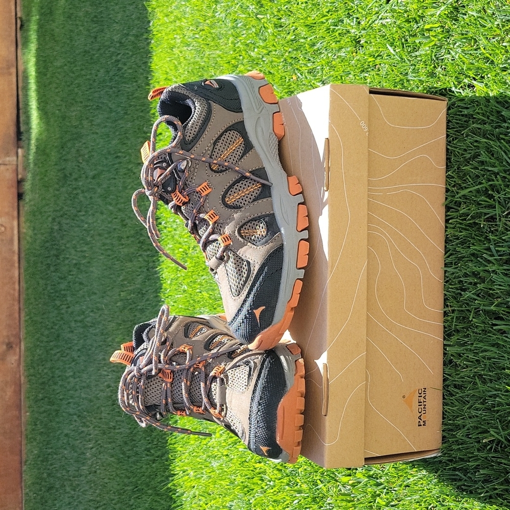 Youth hiking boots